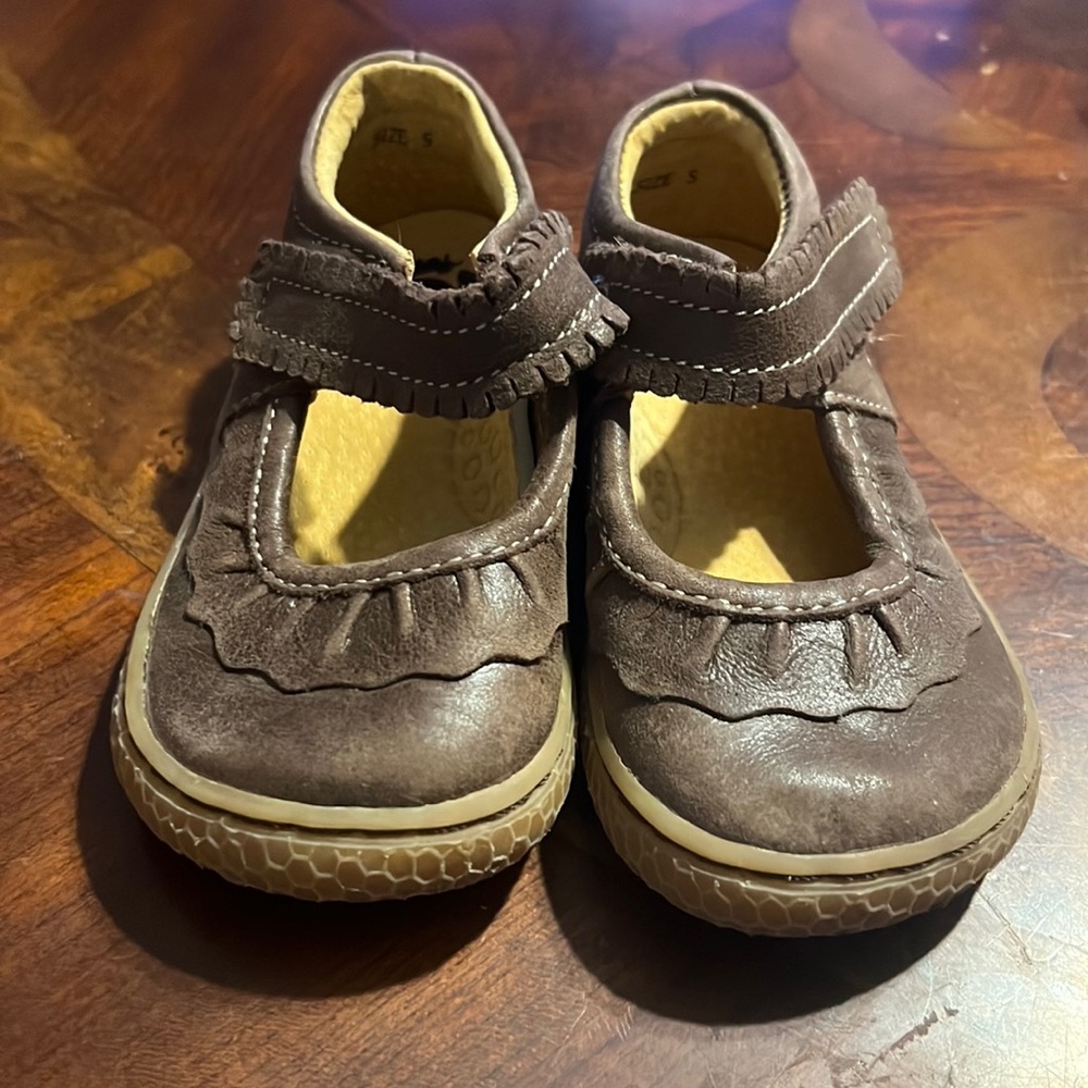 Brown ruche Livie & Luca shoes size 5 girls/toddler. EUC